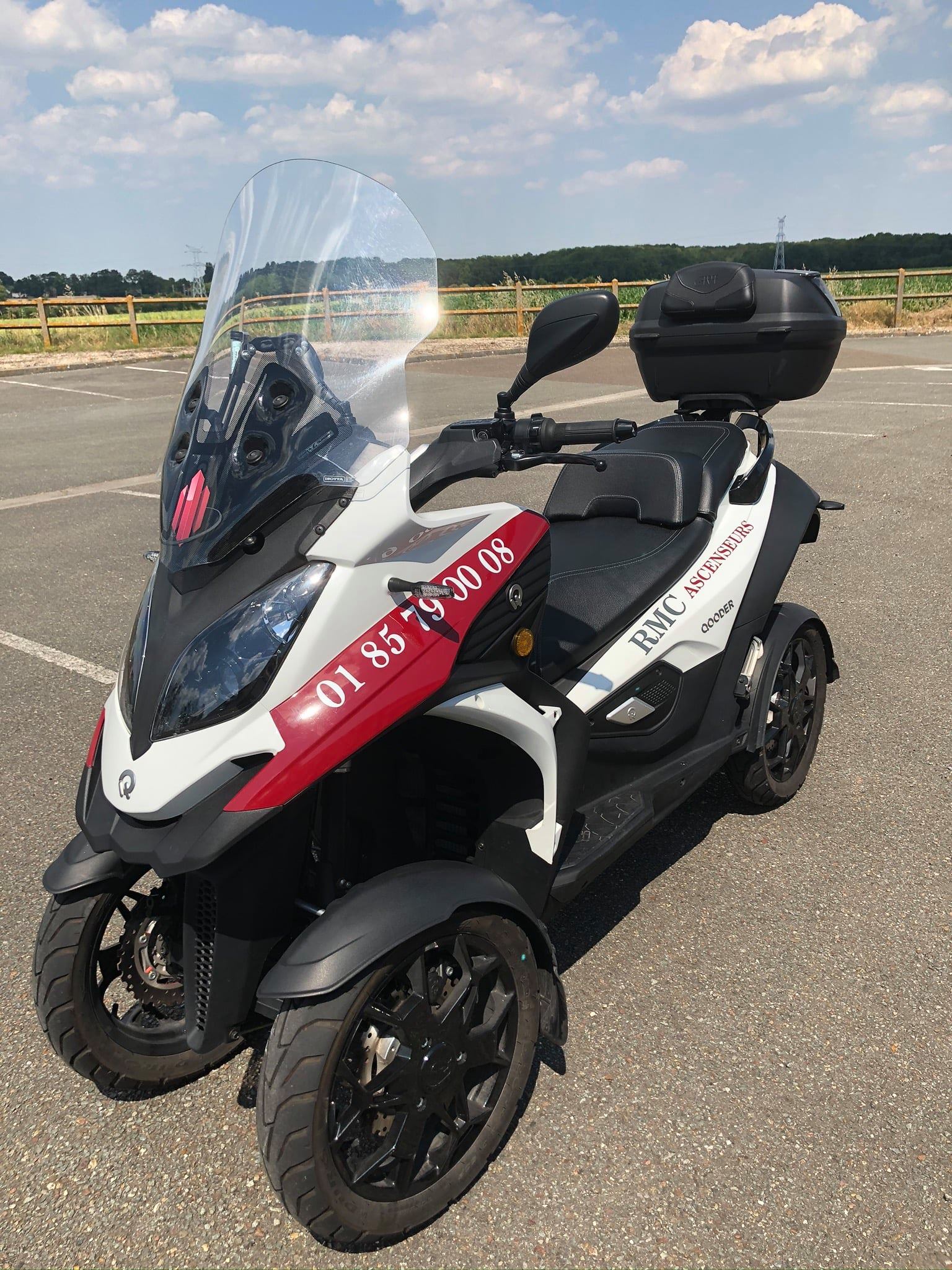 Scooter 3 roues RMC Ascenseurs — dépannage rapide